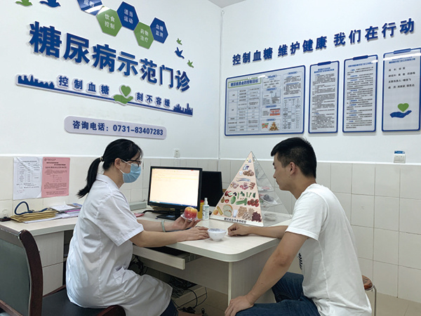 全民強素養(yǎng)——瀏陽創(chuàng)建國家衛(wèi)生城市系列報道之三 健康管理信息咨詢